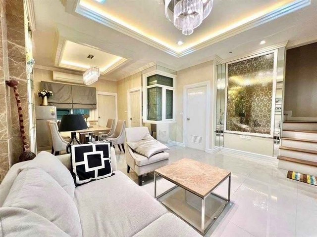 ให้เช่าทาวโฮม2ชั้น ใกล้ สัมมากร เพลส รามคำแหง หลังมุม  ซอยมิสทีน หมู่บ้านโกลเด้น ทาวน์ รามคำแหง-วงแหวน ถนน ราษฎร์พัฒนา สะพานสูง 