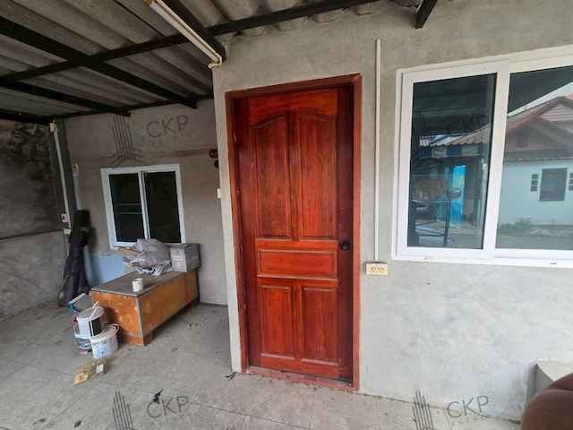 บ้านเดี่ยว ชั้นเดียว พร้อมดาดฟ้าและที่จอดรถส่วนตัว ขายตามสภาพ เดินทางสะดวกสบาย ย่านลาดกระบัง