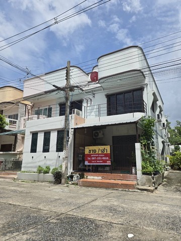 รหัสทรัพย์ OM680841โฮมออฟฟิศทำเลศักยภาพใจกลางลาดพร้าว ซ.ลาดพร้าว 84 (หมู่บ้าน 84 แมนชั่น)บ้าน 2 ชั้น 2 คูหา รวมเนื้อที่ 36 ตร.ว. พื้นที่ใช้สอยครบครัน เหมาะทั้งเปิดสำนักงานและพักอาศัย### ทำเลเด่น- ใกล้แยกลาดพร้าว–ประดิษฐ์มนูญธรรม และทางพิเศษฉลองรัช- น้าปากซอยติดโรงพยาบาล เดินทางสะดวกทั้งรถยนต์ส่วนตัวและขนส่งสาธารณะ- ใกล้ MRT ลาดพร้าว 71 และสิ่งอำนวยความสะดวกครบ____________________________