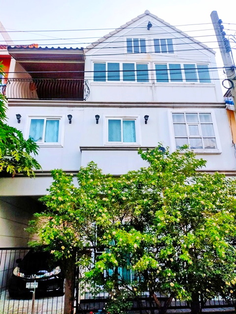  วิวตึกสูง อิมแพ็ค อารีน่า 1.5กม. MRT เมืองทองธานี 2.7 กม. ให้เช่าทาวน์โฮมสไตร์ยุโรป 3 ชั้น 3 น้ำ  โฮมออฟฟิศ พร้อมเฟอร์ 3 นอน 