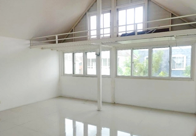 วิวตึกสูง อิมแพ็ค อารีน่า 1.5กม. MRT เมืองทองธานี 2.7 กม. ให้เช่าทาวน์โฮมสไตร์ยุโรป 3 ชั้น 3 น้ำ  โฮมออฟฟิศ พร้อมเฟอร์ 3 นอน