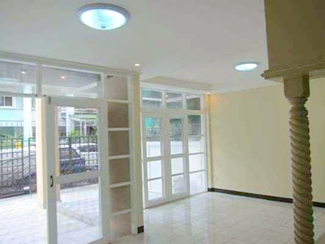 ให้เช่าทาวน์โฮม 3 ชั้น รามอินทรา 30-36 MRT มัยลาภ 1.3 กม. 6 นอน รร.นานาชาติกีรพัฒน์ 350 ม.เดอะวอล์ค เกษตร-นวมินทร์ 1.7 กม.