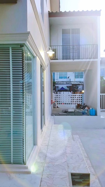 รพ.จุฬารัตน์ 3 บางปลา 2.2 กม. 3 นอน เทพารักษ์  ให้เช่าบ้านหลังมุม 2 ชั้น พร้อมเฟอร์ 2 น้ำ ตลาดบางพลีซิตี้ 2.3 กม.