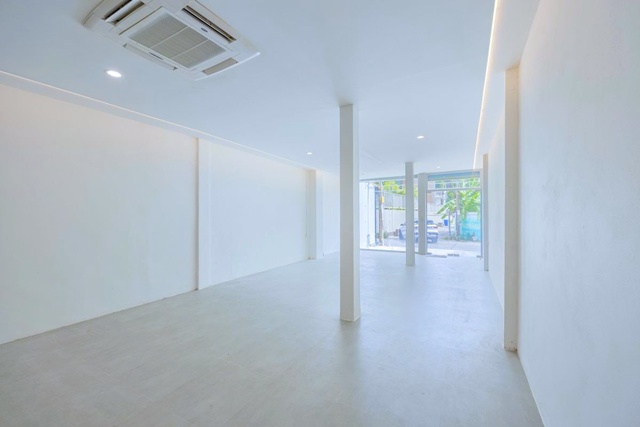 ซ.เอกมัย 1-8 มีครัวสแตนเลส ให้เช่าอาคาร ร้านอาหาร 2.5 ชั้น  ทองหล่อ BTSเอกมัย 499ม เกตเวย์ เอกมัย 450 ม.. ดองกิ มอลล์ ทองหล่อ 800 ม.