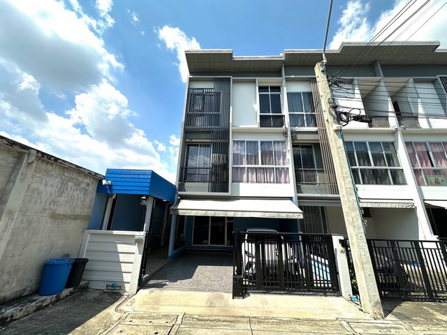  ขายทาวน์โฮม 3 ชั้น ห้องมุม 25.4 ตร.ว. ม.สัมมากร อเวนิว รามอินทรา-วงแหวน ใกล้รถไฟฟ้าสายสีชมพู ทำเลดี พร้อมเข้าอยู่! พิกัด: ถ.กาญจนาภิเษก เขตบางเขน กรุงเทพฯ ห้องมุม พื้นที่กว้าง พร้อมที่จอดรถ 2 คัน บ้านสภาพใหม่ ตกแต่งพร้อมอยู่ เดินทางสะดวก ใกล้รถไฟฟ้าสายสีชมพู รายละเอียดบ้าน • ขนาดที่ดิน 25.4 ตร.ว. / พื้นที่ใช้สอย 159 ตร.ม.ทิศเหนือ • หน้ากว้าง 5.7 เมตร • 3 ห้องนอน | 3 ห้องน้ำ • จอดร