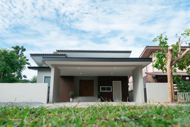 ขายบ้านในรีสอร์ท พร้อมอยู่ ใกล้เมืองลำพูนโครงการพรพนา ฮิล รีสอร์ท (Pornpana Hill Resort) ราคาเพียง 2.68 ล้านบาท ทำเลดี ใกล้ศูนย์ราชการ ศาลจังหวัด และนิคมอุตสาหกรรมบรรยากาศเงียบสงบ ล้อมรอบด้วยธรรมชาติ ภูเขา  แม่น้ำ  และป่าไม้ เดินทางสะดวกถึงเมืองลำพูนและโรงพยาบาลเพียง 14 นาที รายละเอียดบ้าน:ขนาดที่ดิน: 70.7 ตร.วาพื้นที่ใช้สอย: 86.5 ตร.ม.พื้นที่จอดรถ: 49 ตร.ม. (จอดได้ 2 คัน) แบบบ้าน:2 ห้อง