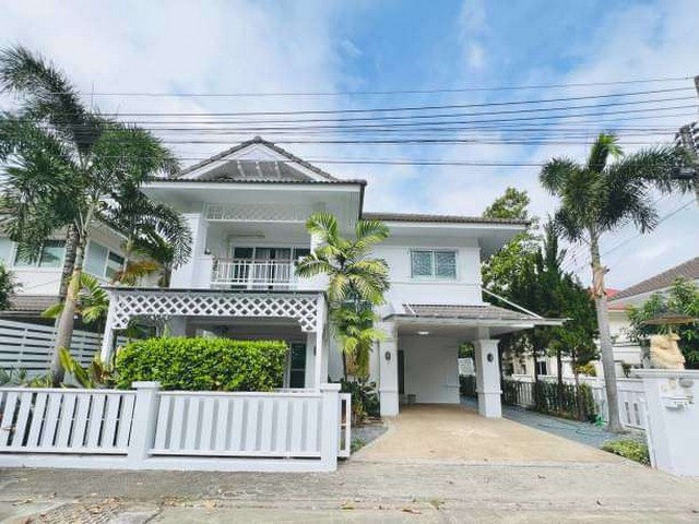 ขายบ้านเดี่ยว 2 ชั้น ป่าแดด รีโนเวทใหม่ ใกล้สนามบินเชียงใหม่  56 ตร.วา 3 ห้องนอน พร้อมอยู่ทันที บ้านเดี่ยว 2 ชั้น รีโนเวทใหม่ทั้งหลัง สภาพพร้อมอยู่ หิ้วกระเป๋าเข้าได้เลย!เหมาะสำหรับอยู่อาศัย หรือซื้อไว้ลงทุนปล่อยเช่าในทำเลศักยภาพของเมืองเชียงใหม่ รายละเอียดทรัพย์พื้นที่ดิน: 56 ตารางวาพื้นที่ใช้สอย: ประมาณ 150 ตารางเมตรจำนวนชั้น: 2 ชั้นห้องนอน: 3 ห้องนอนห้องน้ำ: 3 