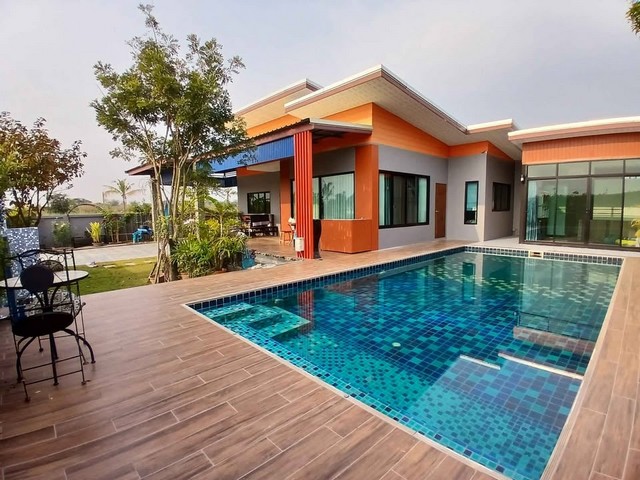 ขายบ้านพักตากอากาศ Pool Villa พร้อมสระว่ายน้ำส่วนตัว ลำพูน ใกล้ดูโฮม ราคาเพียง 3.5 ล้าน!ทำเลดี บ้านธิ ลำพูน ตรงข้ามดูโฮม บนถนนซุปเปอร์ ใกล้เมืองเชียงใหม่ เดินทางสะดวก บ้านชั้นเดียว พื้นที่ดิน 100 ตร.ว. พร้อมสระว่ายน้ำขนาด 4×9 ม. ระบบ Jet Spaแถมฟรีเฟอร์นิเจอร์ เครื่องใช้ไฟฟ้า พร้อมอยู่ทันที!รายละเอียดตัวบ้าน2 ห้องนอน2 ห้องน้ำในตัวบ้าน + 1 ห้องน้ำนอกตัวบ้าน1 ห้องรับแขก  1 ห้องโถ