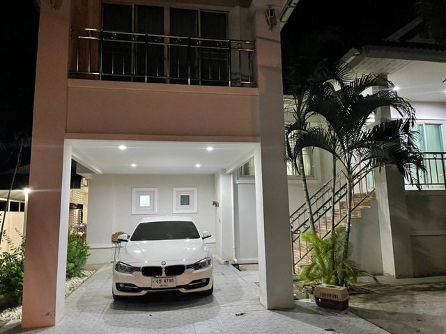 ขายบ้านพร้อมผู้เช่า ใจกลางเชียงใหม่ – รายได้ 20,000/เดือน บ้านสำหรับนักลงทุน – มีผู้เช่าชาวต่างชาติอยู่แล้วผู้เช่าเป็นคู่สามีภรรยา (ชาวฝรั่งเศส-ไทย) เช่ามาแล้ว 3 ปีต่อสัญญาเช่าทุกปี (หมดสัญญาเดือนกุมภาพันธ์ของทุกปี)ค่าเช่า 20,000 บาท/เดือน  ค่าส่วนกลางเพียง 900 บาท/เดือน ที่ตั้ง: ถนนวงแหวนรอบสอง ตรงข้ามโฮมสุขภัณฑ์ และ ม.พายัพเดินทางสะดวก: 5 นาทีถึงสถานีขนส่งอาเขต 7 นา