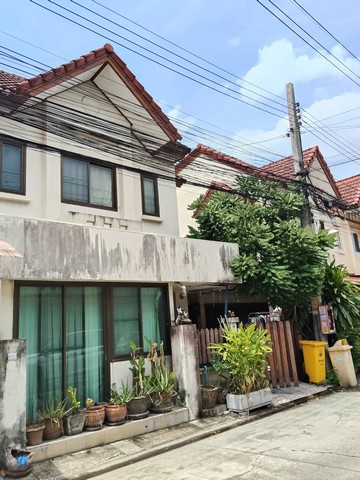 ขายบ้าน  26.2 ตรว.  3นอน 2น้ำ  ขาย 2.2 ลบ.ขายบ้าน 22.3 ตรว. 3 นอน 2 น้ำ  ขาย 2.2 ลบ.หรือจะซื้อทั้ง 2 หลังก็ขายค่ะ มบ.เจ้าพระยา 8  เฟส 2 ซ.บางเลน 21 นนทบุรี อยู่ต้นซอยหมู่บ้าน ห่างถนนปากซอยแค่ 50 เมตร บ้านหน้ากว้าง  7.5 เมตร ลึก 14 เมตร 3 ห้องนอน 2 ห้องน้ำ โครงสร้างบ้านยังดี ขายตามสภาพ หากสนใจจริงราคาต่อรองได้ (ไม่รับสัญญารีโนเวท)ทำเลดี ใจกลางราชพฤกษ์ บนถนนบางกรวย ไทรน้อย ต.บางเลน อ.บางใหญ่ จ.นนท