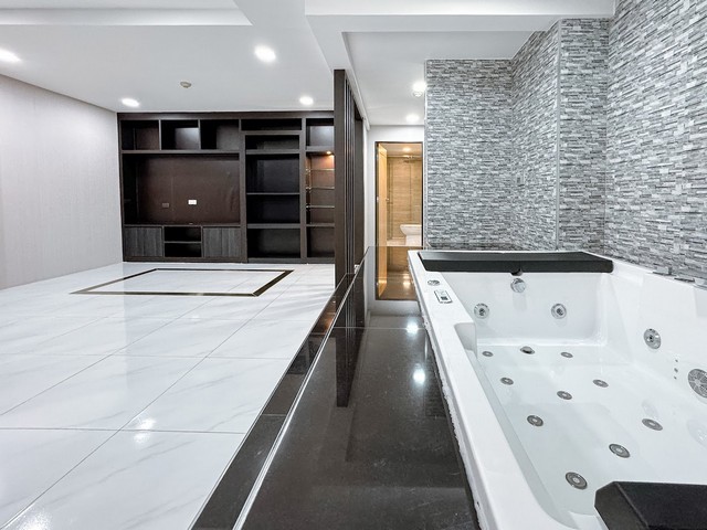 ขายด่วน! คอนโด เดอะคริส 3 รัชดา 17 ขนาด 45.58 ตร.ม ชั้น1 private สุดๆ + จากุชชี่เต็มระบบ ใกล้ทางด่วนและ MRT สุทธิสาร เพียง 500 เมตร