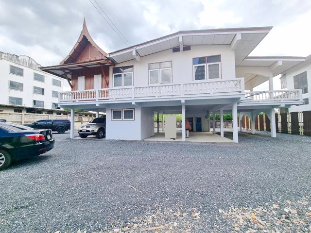 รร.เตรียมอุดมศึกษาน้อมเกล้า 500ม. ให้เช่าบ้านเดี่ยว 2 ชั้น 40ตร.วา. 160ตร.ม. 3นอน 2 น้ำ รร.นานาชาติฮีทฟิลด์ 1กม. MRT สัมมากร 1กม.