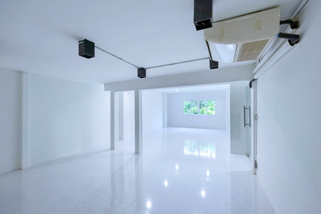 ทองหล่อ BTSเอกมัย 499ม ซ.เอกมัย 1-8 มีครัวสแตนเลส ให้เช่าอาคาร ร้านอาหาร 2.5 ชั้น เกตเวย์ เอกมัย 450 ม.. ดองกิ มอลล์ ทองหล่อ 800 ม.