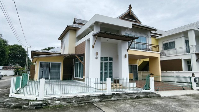 บ้านมุมให้เช่า เดอะกรีนเนอรี่ เซ็นทรัล สันทราย4 ห้องนอน 4 ห้องน้ำ พื้นที่ใช้สอย 245 ตร.ม. ใกล้เซ็นทรัลเฟส ค่าเช่าเพียง 27,000 บาท/เดือน ทำเล: เดอะกรีนเนอรี่ เซ็นทรัล อ.สันทราย จ.เชียงใหม่ รายละเอียดบ้านเนื้อที่ดิน 62 ตารางวาพื้นที่ใช้สอยประมาณ 245 ตร.ม.บ้านมุม โปร่ง โล่ง สบาย4 ห้องนอน3 ห้องน้ำ2 ห้องครัว (ไทย+ฝรั่ง)บ้านหลังเล็กแยกออกต่างหาก 1 หลัง (เหมาะทำออฟฟิศ/ห้องเก็บของ)แอ