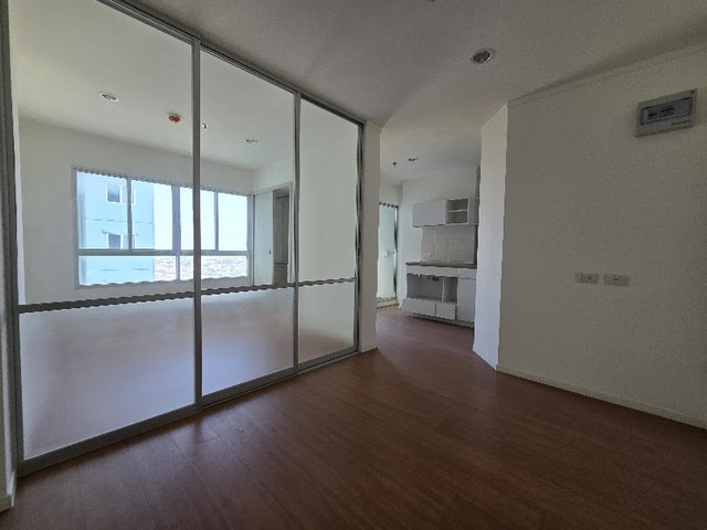 รหัสทรัพย์ : MM22274- ห้องใหม่! ไม่เคยเข้าอยู่ เฟอร์ฯ บิวท์อินครบ พร้อมอยู่ทันที________________________________________### รายละเอียดห้อง- ขนาด 26.67 ตร.ม.- 1 ห้องนอน | 1 ห้องน้ำ | 1 ห้องครัว- ชั้น 14 อาคาร A ห้องมุม วิวเมือง ระเบียงหันทิศเหนือ- อยู่ใกล้บันไดหนีไฟ ปลอดภัย เดินทางสะดวก- เฟอร์นิเจอร์บิวท์อินครบ: ตู้เสื้อผ้าบิวท์อิน, ฉากกั้นห้องอาบน้ำ- ห้องใหม่ ไม่เคยเข้าอยู่ ดูแลอย่างดี พร้อมเข้าอยู่ทันที- 