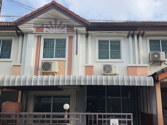 ทาวน์โฮม ตกแต่งและต่อเติมสวย ทำเลที่ตั้งดี ใกล้แฟชั่นไอส์แลนด์ใกล้รถไฟฟ้าสายสีชมพู การเดินทางสะดวกหากขับรถมีทางออกถนนเมนหลักได้หลายทางทั้งเส้นรามอินทรา เส้นหทัยราฏษร์ เส้นเลียบมอเตอร์เวย์ไปคู้บอน หรือลำลูกกา เป็นต้นทาวน์โฮม 2 ชั้น ขนาด 16 ตารางวา ที่ต่อเติมและตกแต่งแล้ว ไม่ว่าจะเป็น– ต่อเติมครัวแบบบิวท์อิน– ต่อเติมห้องรับแขก หรือห้องนั่งเล่นของค