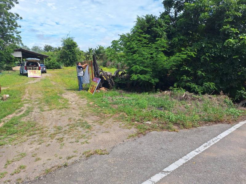 ##ที่ดินเปล่า 10-1-7 ไร่ อ.สวนผึ้ง จ.ราชบุรี ติดอ่างเก็บน้ำชัฏป่าหวายโซน : อ.สวนผึ้ง  ราชบุรีที่ตั้ง :  ต.ท่าเคย  อ.สวนผึ้ง  จ.ราชบุรีลักษณะโดยทั่วไป- ที่ดินเปล่า ทำเลสวย  ติดถนน 2 ด้าน  แวดล้อมด้วยธรรมชาติ, แหล่งท่องเที่ยว- เนื้อที่  10-1-7  ไร่, ที่ดินติดอ่างเก็บน้ำชัฏป่าหวาย, วัดเขากลิ้ง- หน้ากว้าง  40 ม.  ลึก  405 ม., ใกล้แหล่งชุมชน, สถานที่ราชการ- ทำเลแห่งอนาคต ซื้อเก็บไว้ทำกำไรแน่