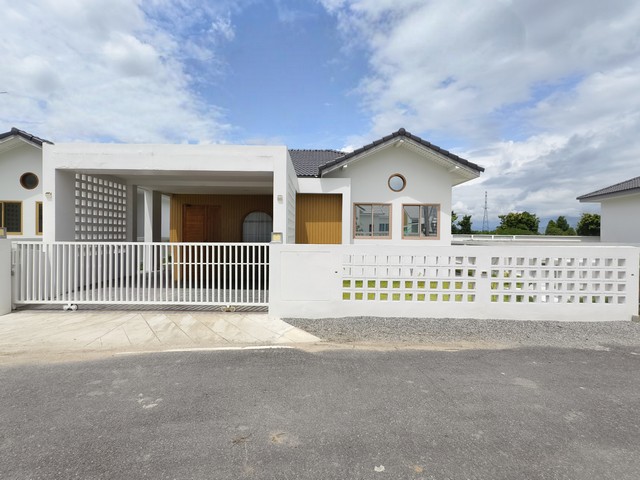 ขายบ้านเดี่ยวชั้นเดียว สไตล์โมเดิร์นลอฟท์ “Zentana บ้านถวาย”ราคาเพียง 2.24 ล้านบาท( หากต้องการพร้อมเฟอร์นิเจอร์ เพิ่มเพียง 80,000 บาท) บ้านใหม่สไตล์ Loft ดีไซน์เรียบเท่ ฟังก์ชันครบ พร้อมอยู่ ตั้งอยู่ในแหล่งงานหัตถกรรมชื่อดัง “บ้านถวาย” หางดง เชียงใหม่โครงการเล็ก เพียง 9 ยูนิต เป็นส่วนตัวสูง เหมาะทั้งอยู่อาศัยและลงทุนปล่อยเช่า รายละเอียดบ้านพื้นที่ใช้สอย: 109 ตร.ม.ที่ด