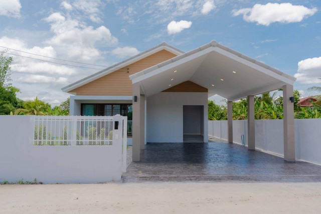 ขายบ้านเดี่ยวพร้อมอยู่ สวนกว้าง ฟรีของแถม สารภี เชียงใหม่ บ้านใหม่ พร้อมโอน! ฟรีเฟอร์ฯ ครบทั้งหลัง – ราคาเพียง 2.39 ล้านเหมาะสำหรับอยู่อาศัย / ผู้สูงอายุ / คู่รัก / นักลงทุน จุดเด่นทำเลทอง อ.สารภี จ.เชียงใหม่ ใกล้ตลาด เซเว่น โรงเรียน ร้านค้า บรรยากาศร่มรื่น มีพื้นที่สวนส่วนตัว ฟรีของแถม 15 รายการ มูลค่าหลายหมื่นบาท เชื่อมต่อหลายเส้นทาง: ซุปเปอร์ – หางดง – ดอนแก้ว ร