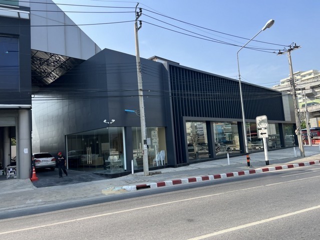 ให้เช่าโชว์รูม  และอาคาร 3 ชั้น มีดาดฟ้า พื้นที่  รวมประมาณ  2,000 ตารางเมตร พื้นที่ทั้งหมด 421 ตรว.   ใกล้แฟชั่นไอซ์แลนด์  ติดถนน 2 ด้าน 