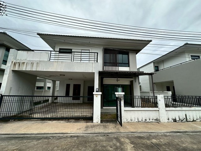 TEL:088-559 5199 คุณเอLine:https://line.me/ti/p/C0eGe0whLXโครงการ The Complete Sriracha – เดอะคอมพลีท ศรีราชาบ้านเดี่ยว 2 ชั้น สไตล์โมเดิร์น ทำเลศักยภาพใจกลางศรีราชา ใกล้ห้างสรรพสินค้า แหล่งชุมชน และนิคมอุตสาหกรรมราคาพิเศษเพียง 5,000,000 บาท เท่านั้น(ค่าโอน 50:50)รายละเอียดบ้านบ้านเดี่ยว 2 ชั้น3 ห้องนอน (มีห้องนอนชั้นล่าง สะดวกสำหรับผู้สูงอายุ)3 ห้องน้ำ (ห้องน้ำในตัวทุกห้องนอน)1 ห้องครัว 1 ห้องนั่งเล่น ที่จอดรถ 2 คั