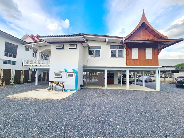 MRT สัมมากร 1กม.ให้เช่าบ้านเดี่ยว 2 ชั้น 50ตร.วา. เพียวเพลส รามคำแหง 1.1 กม.165ตร.ม.รร.เตรียมอุดมศึกษาน้อมเกล้า 500ม.  3นอน 2 น้ำ