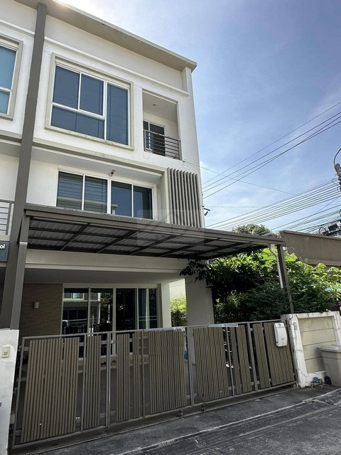 ให้เช่าทาวน์โฮม 3 ชั้น 200 ตรม. โครงการลุมพินี ทาวน์ เรสซิเดนซ์ ลาดพร้าว 21 ติด MRT ลาดพร้าว 