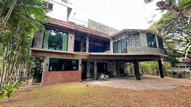 ขายบ้านหรู3ชั้น 162ตรว. 6นอน5น้ำ 8.9ลบ. สไตล์รีสอร์ทแต่งครบ ติดโรงแรมแม่ริมลากูน ต.ริมใต้ อ.แม่ริม เชียงใหม่ บ้านหรู3ชั้น สไตล์รีสอร์ท วิวภูเขาล้อมรอบสุดอลังการ หน้ารร.5ดาว ใจกลางทำเลทองแม่ริม เชียงใหม่ตกแต่งใหม่สวยมากๆ ด่วน!! ที่ตั้ง: ตรงข้าม Four Seasons Resort and Hotel (ติดโรงแรมแม่ริมลากูนเชียงใหม่) ต.ริมใต้ อ.แม่ริม จ.เชียงใหม่ รายละเอียด:• ที่ดิน 162 ตร.ว.• พื้นที่ใช้สอย 595 ตร.ม.• 6 ห้อ