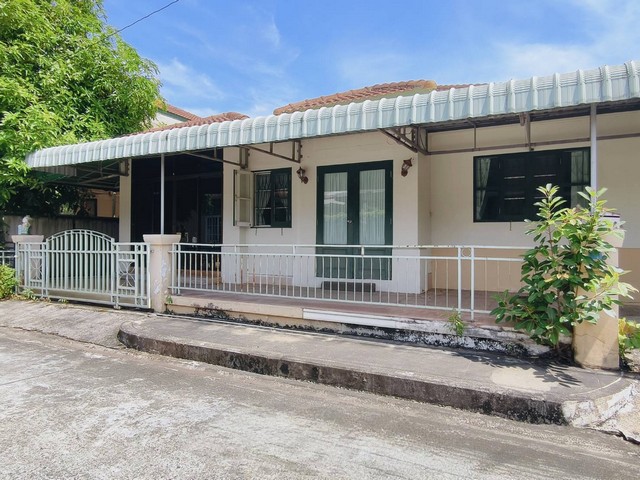 ขายถูก บ้านเดี่ยว 3 นอน 2 น้ำ หมู่บ้านปาริชาติ แลนด์แอนด์เฮ้าส์ แม่โจ้ หมู่บ้านจัดสรรคุณภาพ โดย Land & Houses บ้านเดี่ยว 1 ชั้น  3 ห้องนอน  2 ห้องน้ำ พื้นที่ใช้สอยประมาณ 50 ตร.ม. จอดรถได้ 1 คัน จุดเด่นราคาดีที่สุดในหมู่บ้าน!โครงการร่มรื่น สิ่งแวดล้อมดี เงียบสงบ เหมาะอยู่อาศัยเพื่อนบ้านดี สังคมน่าอยู่ระบบสาธารณูปโภคครบ ทั้งสวนหย่อม ระบบรักษาความปลอดภัย 24 ชม.ทำเลเยี่ยม เดิ