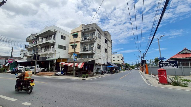 อาคารพาณิชย์ 3 ชั้นครึ่ง  ซอยประชาอุทิศ 76 ติดถนนใหญ่ตรงข้ามโรงเรียนบูรณะศึกษา   ทำเลดี พร้อมเปิดหน้าร้านได้ทันที   ZTK269