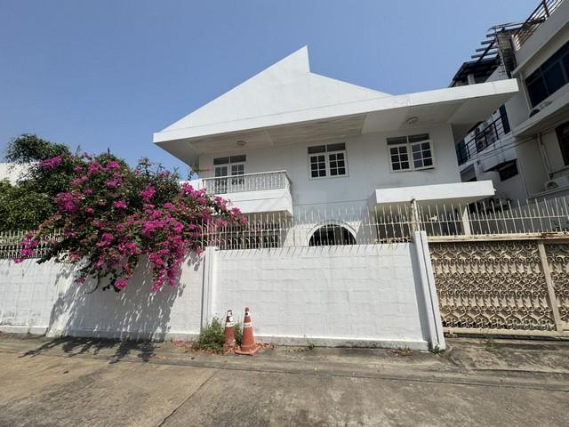 ขายบ้านเดี่ยว 2 ชั้น 71 ตร.ว. ซอยเย็นอากาศ ย่านสาทร สไตล์วินเทจ ใกล้ One Bangkok