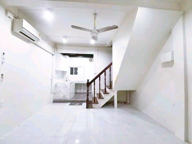 ลาดบองมาร์เช่ 1.2 กม ประชาชื่น 30-38  ม.ธุรกิจบัณฑิตย์ 2.0 กม. 3 นอน 3 น้ำ ให้เช่าทาวน์เฮ้าส์ 3 ชั้น MRT วงศ์สว่าง 2กม.