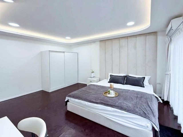 พระราม 9 ซ.3-9 รัชดาภิเษก 2-4  MRT พระราม 9 900 ม.ให้เช่าทาว์นโฮมสุดหรู 3ชั้น 48 ตร.วา 600 ตร.ม.