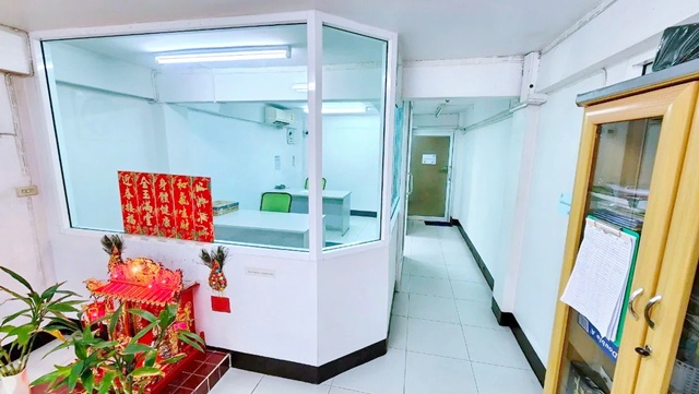 ตลาดหน้าหมู่บ้านเศรษฐกิจ 450 ม. วิคตอเรีย การ์เด้นส์ 755 ม. ตลาดอุ่นเรือน 800 ม. 2น้ำ ให้เช่าสำนักงานชั้น 1 พร้อมเฟอร์ฯ 2 ห้อง