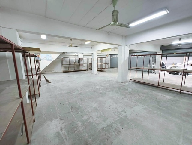 MRTท่าพระ 2.2 กม. 1 นอน จรัญฯ 11-15 MRT จรัญฯ 13 1 กม.  ให้เช่าอาคารพาณิชย์ 3 คูหาทะลุกัน กว้างขวาง เหมาะกับเป็นโกดังขนาดกลาง  สต็อกสินค้า
