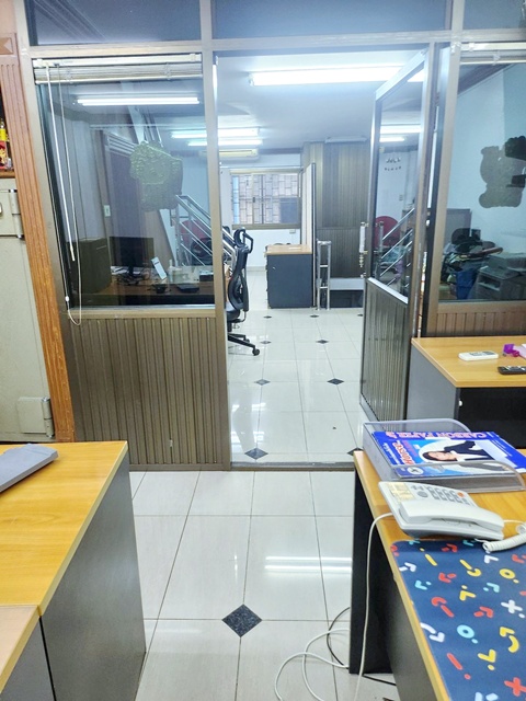 MRTสามยอด 290ม. ตลาดสำเพ็ง 700 ม. ให้เช่าอาคารพาณิชย์ 4 ชั้น 20 ตร.วา. 320 ตร.ม. . 3นอน  ย่านเยาวราช