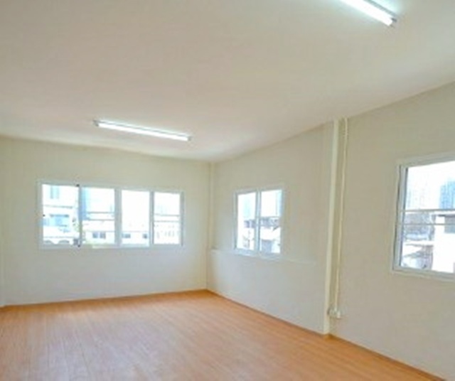 ขายอาคารพาณิชย์ 4ชั้น ไอคอนสยาม 1.5กม. หัวมุม BTS วงเวียนใหญ่ 475ม. 257ตร.ม. 17ตร.วา. นานาชาติ TSI วงเวียนใหญ่ 900 ม. 5นอน ย่านสาธร