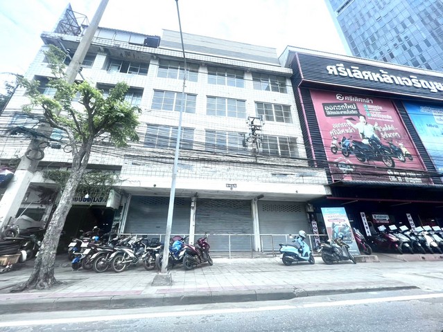  ให้เช่าอาคารพาณิชย์ 3 คูหา ทำเลทอง รามคำแหง ใกล้มหาวิทยาลัย และห้างสรรพสินค้า อาคารพาณิชย์ 3 คูหา หน้ากว้างรวม 12 เมตร (4x3) ลึก 15 เมตร สูง 5 ชั้น + ชั้นลอยอีก 1 ชั้น พร้อมไฟฟ้า 3 เฟส 30/100 รองรับธุรกิจทุกประเภท ทำเลศักยภาพ ติดถนนรามคำแหง เดินทางสะดวก เหมาะสำหรับทำ ออฟฟิศ, โชว์รูม, สถาบันการศึกษา, ฟิตเนส, ร้านค้า, ศูนย์กระจายสินค้า หรือ       การลงทุนธุรกิจอื่น ๆ ค่าเช่าเพียง 90,000