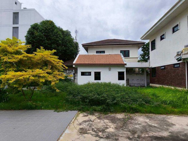 ให้เช่าบ้านพร้อมที่ดินใหญ่​ 200​ ตร.ว ​กลางดุสิต โครงการ ซอยสันติสุข แขวงถนนนครไชยศรี