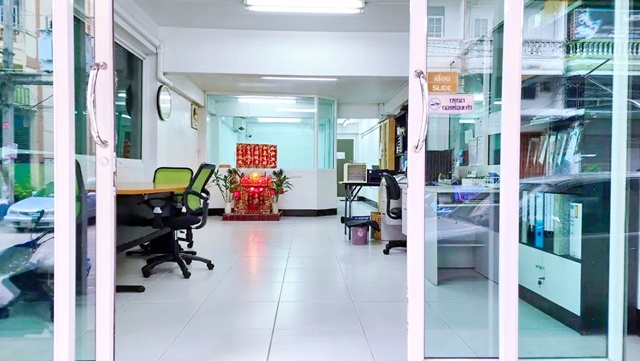  วิคตอเรีย การ์เด้นส์ 755 ม. ตลาดหน้าหมู่บ้านเศรษฐกิจ 450 ม.ตลาดอุ่นเรือน 800 ม. 2น้ำ ให้เช่าสำนักงานชั้น 1 พร้อมเฟอร์ฯ 2 ห้อง