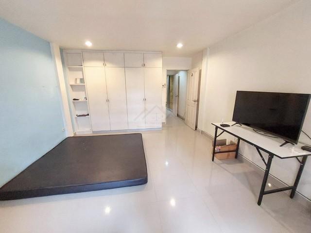 P1130 ให้เช่า ทาวน์โฮม 3 ชั้น รามอินทรา 34 แยก 10 รีโนเวทใหม่ เลียบทางด่วนรามอินทรา รับจดทะเบียน รับสัตว์เลี้ยง