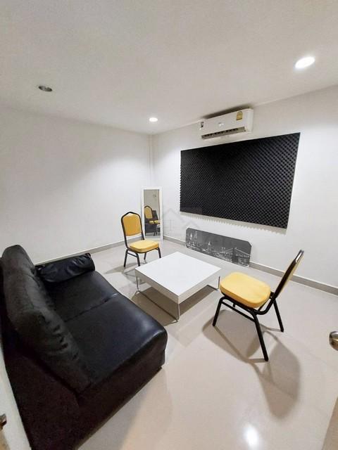 P1130 ให้เช่า ทาวน์โฮม 3 ชั้น รามอินทรา 34 แยก 10 รีโนเวทใหม่ เลียบทางด่วนรามอินทรา รับจดทะเบียน รับสัตว์เลี้ยง