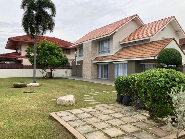 LV53240 ขายบ้านเดี่ยว 2 ชั้น ม.เมืองเอก โครงการ 6 ซอยเอกเจริญ 10บริเวณรังสิต ใกล้มหาวิทยาลัยรังสิต รีโนเวทใหม่ราคาขาย : 13.5 ล้านบาท (โอน 50/50)  ที่ตั้ง : ซอยเอกเจริญ ตำบลหลักหก อำเภอเมืองปทุมธานี จังหวัดปทุมธานี 12000 ชื่อโครงการ :  หมู่บ้านเมืองเอก โครงการ 6รายละเอียด :- ขนาด 68 ตร.ว. - พื้นที่ใช้สอย 200 ตร.ม. - 3 ห้องนอน - 3 ห้องน้ำ - 1 ห้องแม่บ้านสิ่งอำนวยความสะดวก :- เจ้าหน้าที่รักษาความปลอด