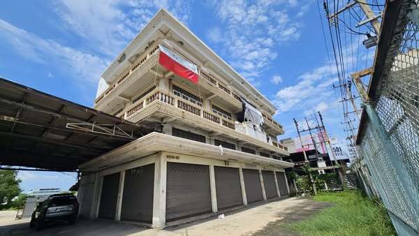 ขายที่ดินพร้อมสิ่งปลูกสร้าง 2-3-54 ไร่ ผังสีม่วง ติดถนนเพชรเกษม ทำเลอ้อมใหญ่ จ.นครปฐม 