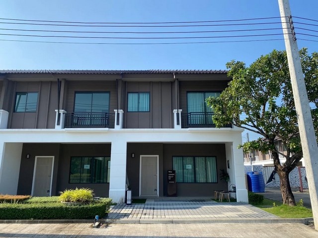 บ้านใหม่ให้เช่า 2 ชั้น สไตล์โมเดิร์นล้านนาค่าเช่า 16,000 บาท/เดือนบ้านเปล่าขนาดกลาง พื้นที่ดินเยอะ จัดสวนนอกบ้านได้เหมาะกับผู้ที่มีเฟอร์นิเจอร์เอง หรือชอบความโปร่งโล่งพื้นที่ดิน 28.0 ตร.วา  พื้นที่ใช้สอย 116 ตร.ม.3 ห้องนอน  2 ห้องน้ำครัวบิวท์อินจอดรถได้ 1–2 คัน เดินทางสะดวก ใกล้: สนามบินเชียงใหม่ เซ็นทรัลเชียงใหม่ แอร์พอร์ต ตลาดแม่เหียะ / บิ๊กซี รพ.เชียงใหม่ใกล้หมอ นั