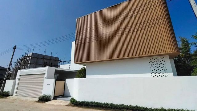 บ้านพูลวิลล่า วิวทะเลสาบ ขายพร้อมผู้เช่า 11.79 ล้าน ดอยสะเก็ด มีเพียงหลังเดียว ขายพร้อมผู้เช่ารับรายได้เดือนละ85,000 บาท (สัญญาหมด ก.ย. 69)