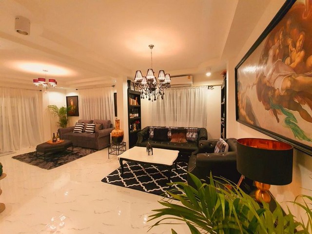 บ้านสวยหรูขนาดใหญ่ สไตล์คลาสสิคลักชูรี่ บ้านกลาง สันนป่าตอง