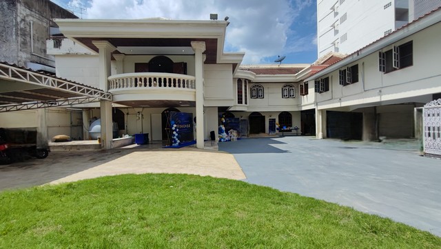 ขายบ้านเดี่ยวสุทธิสารวินิจฉัย บ้านเดี่ยวลาดพร้าว 48 หลังใหญ่ 220 ตรว พื้นที่ 600 ตรม  รายละเอียด :กดรูปเพิ่มเติม : https://bit.ly/3HYPRTdhttps://www.winnerestateplus.com/ติดต่อพี่เปี๊ยก Tel : 098.628.7956 Rare item แรร์ไอเททม ขายบ้านเดี่ยวสุทธิสารวินิจฉัย บ้านเดี่ยวลาดพร้าว 48 หลังใหญ่เหมาะสำหรับเป็นบ้านพักใจกลางเมือง คลินิกความงาม สปา ร้านอาหารหรู โรงแรมขนาดเล็ก ออฟฟิศสำนักงาน พื้นที่จอดรถ 10 คัน พื้นที่สวนขนาดใ