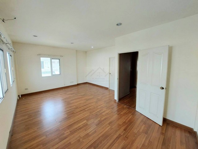 ขายบ้านแฝด 2 ชั้นหลังมุม 40 ตรว. หมู่บ้าน ดิ เอ็กซ์คลูซีฟ The Exclusive นวลจันทร์ 56 ทำเลดี เดินทางสะดวก ใกล้ทางด่วน