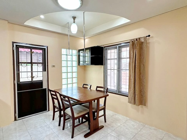 พร้อมเฟอร์ฯ โลตัส ถนนเก้ากิโลม.เกษตรศาสตร์ ศรีราชา 2.5กม. ศรีราชา 900 ม. ให้เช่าบ้าน 2 ชั้น ตลาดศุภฤกษ์ 1.9กม. 36ตร.วา. 286ตร.ม. 4นอน